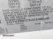 ✅ 2018 GMC Sierra 1500 SLT • VIN: 1GTV2NEC5JZ108868 • Lot: 41282062. Wystawiony na IAAI z przebiegiem 165 793 mil. Bezpłatny archiwum sprzedaży aukcyjnych z USA i szczegółowy raport historii pojazdu na DreamBid. Zdjęcie 9.