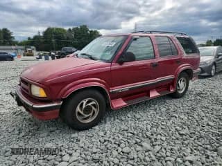 ✅ 1997 Chevrolet Blazer LS • VIN: 1GNDT13WXV2219985 • Lot: 69626845. Wystawiony na Copart z przebiegiem 247 868 mil. Bezpłatny archiwum sprzedaży aukcyjnych z USA i szczegółowy raport historii pojazdu na DreamBid. Zdjęcie 1.