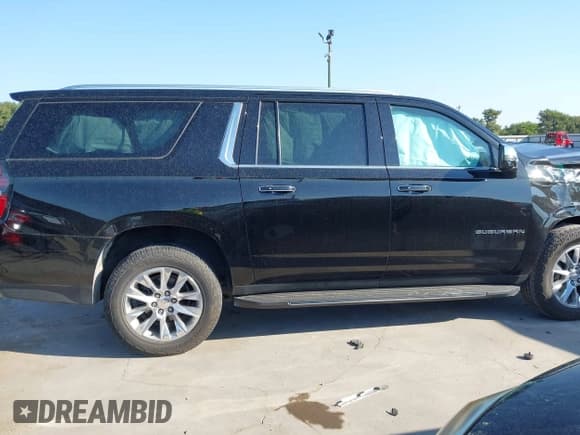 ✅ 2022 Chevrolet Suburban Premier • VIN: 1GNSKFKD3NR142911 • Lot: 42958230. Wystawiony na IAAI z przebiegiem 125 206 mil. Bezpłatny archiwum sprzedaży aukcyjnych z USA i szczegółowy raport historii pojazdu na DreamBid. Zdjęcie 14.