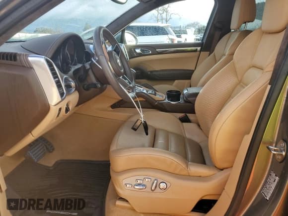 ✅ 2016 Porsche Cayenne Turbo • VIN: WP1AC2A23GLA89044 • Lot: 41512034. Wystawiony na Copart z przebiegiem 27 937 mil. Bezpłatny archiwum sprzedaży aukcyjnych z USA i szczegółowy raport historii pojazdu na DreamBid. Zdjęcie 7.