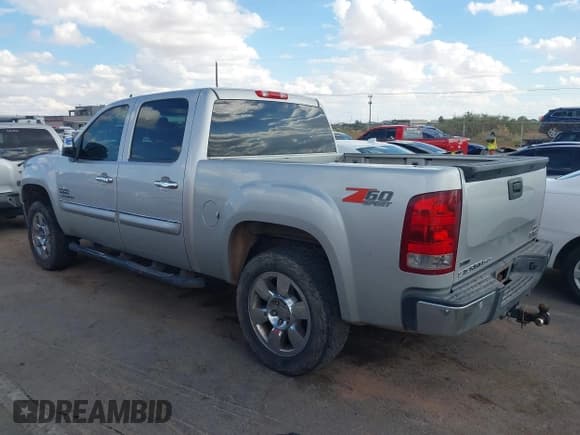 ✅ 2011 GMC Sierra 1500 SLE • VIN: 3GTP1VE01BG177608 • Lot: 43384343. Wystawiony na IAAI z przebiegiem 306 861 mil. Bezpłatny archiwum sprzedaży aukcyjnych z USA i szczegółowy raport historii pojazdu na DreamBid. Zdjęcie 14.