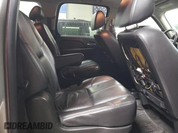 ✅ 2008 Chevrolet Suburban LTZ • VIN: 1GNFK16318J227657 • Lot: 79251374. Wystawiony na Copart z przebiegiem 200 907 mil. Bezpłatny archiwum sprzedaży aukcyjnych z USA i szczegółowy raport historii pojazdu na DreamBid. Zdjęcie 11.