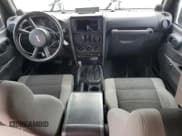 ✅ 2007 Jeep Wrangler X • VIN: 1J4GA39127L119471 • Lot: 65737835. Wystawiony na Copart z przebiegiem 174 080 mil. Bezpłatny archiwum sprzedaży aukcyjnych z USA i szczegółowy raport historii pojazdu na DreamBid. Zdjęcie 8.