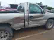 2002 Chevrolet Silverado 1500 LS z VIN 1GCEK14V02Z189954, wystawiony jako IAAI lot #42536149 z przebiegiem 223 924 mil mil oraz . Historia ofert i sprzedaży dostępna na DreamBid. Obrazek 6.