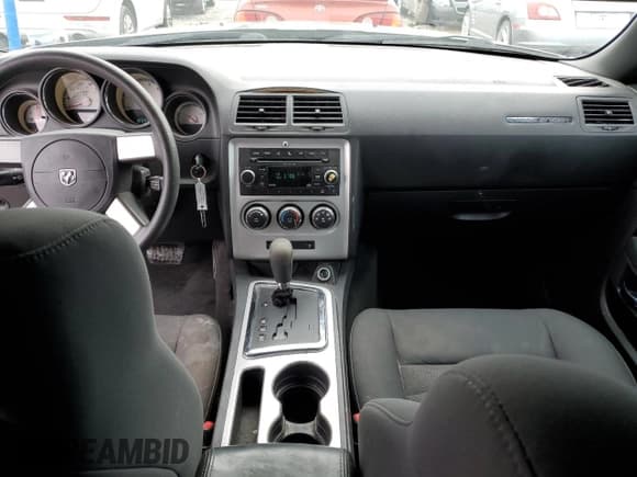 ✅ 2010 Dodge Challenger SE • VIN: 2B3CJ4DV4AH322761 • Lot: 86652574. Wystawiony na Copart z przebiegiem 142 726 mil. Bezpłatny archiwum sprzedaży aukcyjnych z USA i szczegółowy raport historii pojazdu na DreamBid. Zdjęcie 8.