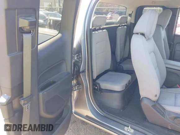 ✅ 2019 Chevrolet Colorado 2WD Work Truck • VIN: 1GCHSBEA6K1123485 • Lot: 41995652. Wystawiony na IAAI z przebiegiem 54 947 mil. Bezpłatny archiwum sprzedaży aukcyjnych z USA i szczegółowy raport historii pojazdu na DreamBid. Zdjęcie 8.