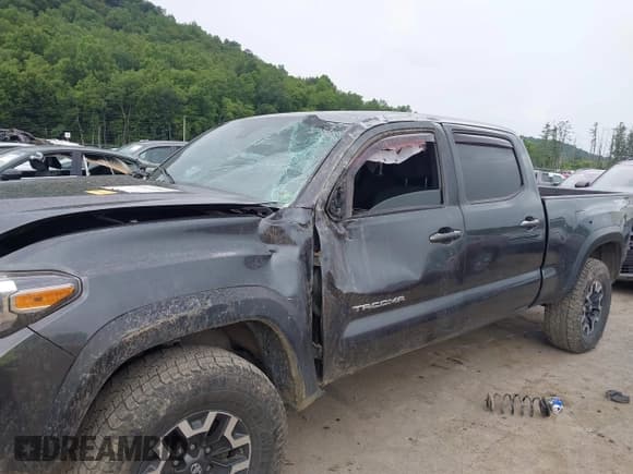 ✅ 2018 Toyota Tacoma SR5 • VIN: 3TMDZ5BNXJM052456 • Lot: 42655350. Wystawiony na IAAI z przebiegiem 124 179 mil. Bezpłatny archiwum sprzedaży aukcyjnych z USA i szczegółowy raport historii pojazdu na DreamBid. Zdjęcie 6.