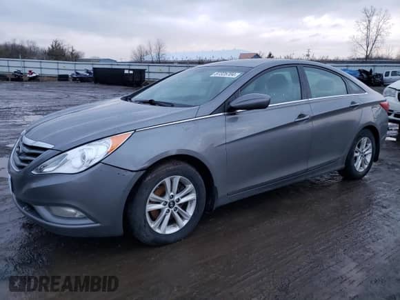 2013 Hyundai Sonata GLS z VIN 5NPEB4AC5DH611425, wystawiony jako Copart lot #87325704 z przebiegiem 132 515 mil mil oraz Czysty tytuł • Clean title. Historia ofert i sprzedaży dostępna na DreamBid. Obrazek 1.