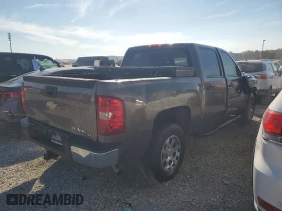 ✅ 2007 Chevrolet Silverado 1500 1LT • VIN: 2GCEC13J371522840 • Lot: 77124554. Listed on Copart with 236,284 mi. Free auction sales archive from the USA and detailed vehicle history report at DreamBid. Image 3.