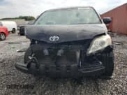 ✅ 2016 Toyota Sienna LE AAS • VIN: 5TDKK3DCXGS731552 • Лот: 70735965. Опубликован ранее на Copart с пробегом 140 410 миль. Бесплатный доступ к архиву аукционных продаж из США и подробный отчёт об истории автомобиля на DreamBid. Изображение 5.