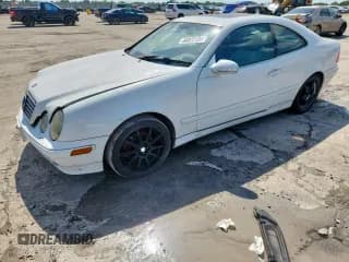 ✅ 2000 Mercedes-Benz CLK 320/430 • VIN: WDBLJ65G2YF155854 • Lot: 64072195. Wystawiony na Copart z przebiegiem 310 624 mil. Bezpłatny archiwum sprzedaży aukcyjnych z USA i szczegółowy raport historii pojazdu na DreamBid. Zdjęcie 1.