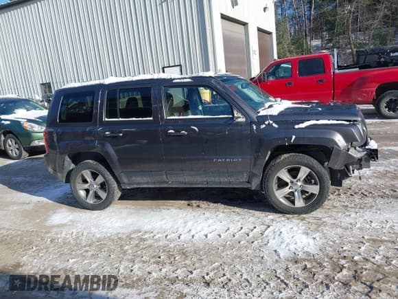 ✅ 2016 Jeep Patriot High Altitude • VIN: 1C4NJRFB3GD709556 • Lot: 41238260. Wystawiony na IAAI z przebiegiem 111 450 mil. Bezpłatny archiwum sprzedaży aukcyjnych z USA i szczegółowy raport historii pojazdu na DreamBid. Zdjęcie 13.