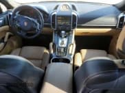 ✅ 2014 Porsche Cayenne • VIN: WP1AA2A24ELA97284 • Lot: 80156305. Wystawiony na Copart z przebiegiem 141 182 mil. Bezpłatny archiwum sprzedaży aukcyjnych z USA i szczegółowy raport historii pojazdu na DreamBid. Zdjęcie 8.