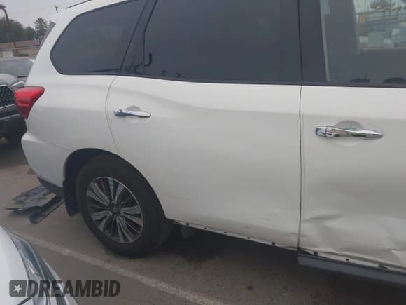 ✅ 2018 Nissan Pathfinder S • VIN: 5N1DR2MN0JC667283 • Lot: 43871847. Listed on IAAI with 117,032 mi. Free auction sales archive from the USA and detailed vehicle history report at DreamBid. Image 17.
