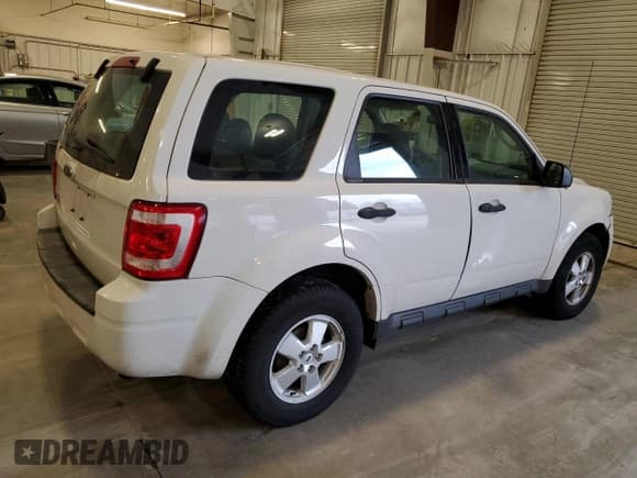 ✅ 2011 Ford Escape XLS • VIN: 1FMCU9C72BKC61048 • Lot: 90950575. Wystawiony na Copart z przebiegiem 161 206 mil. Bezpłatny archiwum sprzedaży aukcyjnych z USA i szczegółowy raport historii pojazdu na DreamBid. Zdjęcie 3.