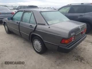 ✅ 1987 Mercedes-Benz 190 • VIN: WDBDA28D1HF353257 • Lot: 81200264. Wystawiony na Copart z przebiegiem Nie podano. Bezpłatny archiwum sprzedaży aukcyjnych z USA i szczegółowy raport historii pojazdu na DreamBid. Zdjęcie 2.