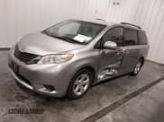 ✅ 2013 Toyota Sienna LE • VIN: 5TDKK3DC8DS388008 • Lot: 43429926. Wystawiony na IAAI z przebiegiem 78 682 mil. Bezpłatny archiwum sprzedaży aukcyjnych z USA i szczegółowy raport historii pojazdu na DreamBid. Zdjęcie 2.