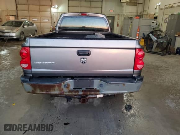 2005 Dodge Dakota ST z VIN 1D7HE22K85S295106, wystawiony jako Copart lot #77548774 z przebiegiem 291 114 mil mil oraz Czysty tytuł • Clean title. Historia ofert i sprzedaży dostępna na DreamBid. Obrazek 6.