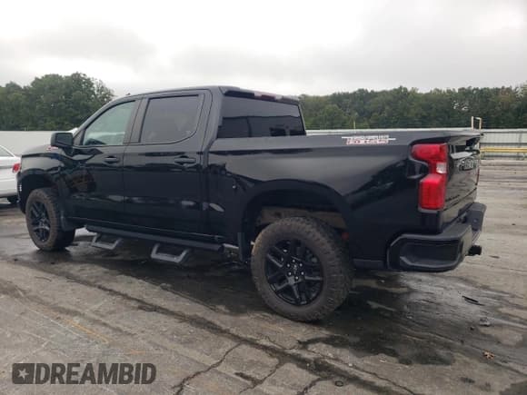 ✅ 2022 Chevrolet Silverado 1500 Custom Trail Boss • VIN: 3GCPDCED3NG519904 • Lot: 80946375. Wystawiony na Copart z przebiegiem 57 769 mil. Bezpłatny archiwum sprzedaży aukcyjnych z USA i szczegółowy raport historii pojazdu na DreamBid. Zdjęcie 2.