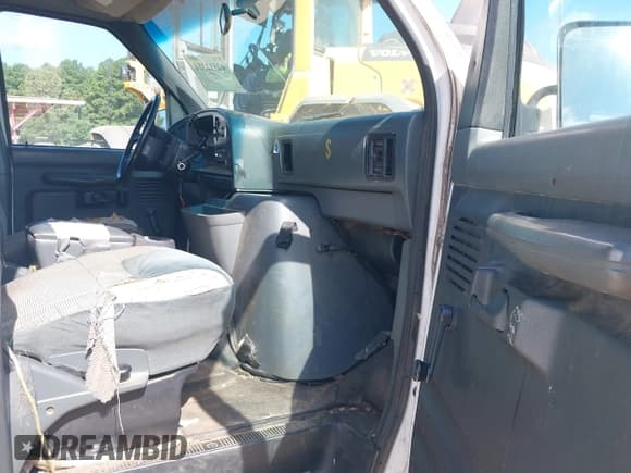 ✅ 1996 Ford Econoline Wagon XL • VIN: 1FBJS31H3THB35553 • Lot: 42532384. Wystawiony na IAAI z przebiegiem 180 783 mil. Bezpłatny archiwum sprzedaży aukcyjnych z USA i szczegółowy raport historii pojazdu na DreamBid. Zdjęcie 5.