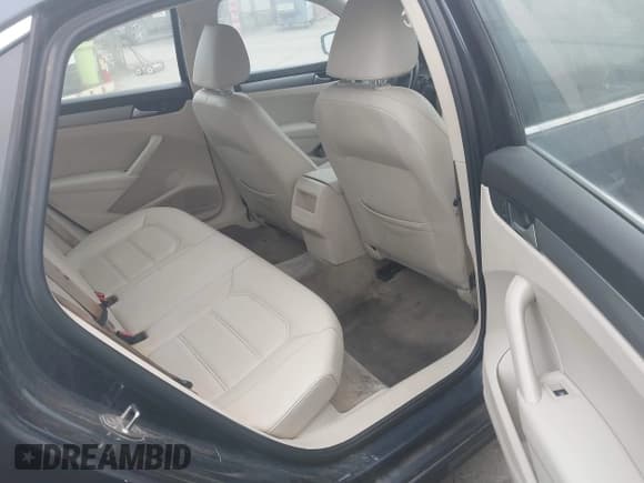 ✅ 2015 Volkswagen Passat S • VIN: 1VWAT7A36FC086898 • Lot: 43900114. Wystawiony na IAAI z przebiegiem 158 124 mil. Bezpłatny archiwum sprzedaży aukcyjnych z USA i szczegółowy raport historii pojazdu na DreamBid. Zdjęcie 8.