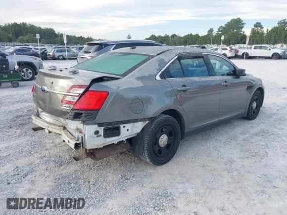 ✅ 2013 Ford Police Interceptor • VIN: 1FAHP2M8XDG126749 • Lot: 43332080. Wystawiony na IAAI z przebiegiem 131 600 mil. Bezpłatny archiwum sprzedaży aukcyjnych z USA i szczegółowy raport historii pojazdu na DreamBid. Zdjęcie 4.