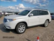 ✅ 2013 Toyota Highlander SE • VIN: 5TDZK3EH5DS135351 • Лот: 82290965. Опубликован ранее на Copart с пробегом 310 206 миль. Бесплатный доступ к архиву аукционных продаж из США и подробный отчёт об истории автомобиля на DreamBid. Изображение 1.