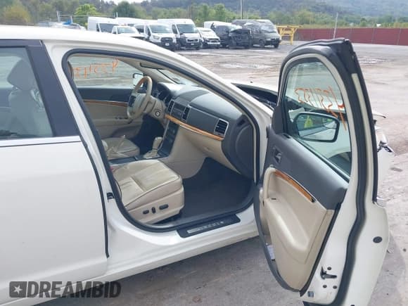 ✅ 2012 Lincoln MKZ • VIN: 3LNHL2GC2CR800014 • Lot: 43311353. Wystawiony na IAAI z przebiegiem 60 626 mil. Bezpłatny archiwum sprzedaży aukcyjnych z USA i szczegółowy raport historii pojazdu na DreamBid. Zdjęcie 5.