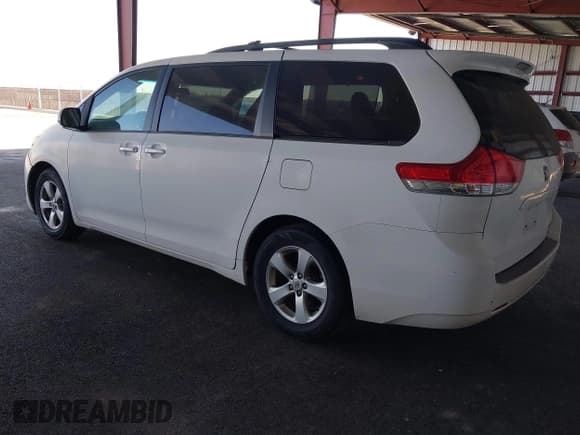 ✅ 2011 Toyota Sienna LE AAS • VIN: 5TDKK3DCXBS067004 • Лот: 43246241. Опубликован ранее на IAAI с пробегом 235 718 миль. Бесплатный доступ к архиву аукционных продаж из США и подробный отчёт об истории автомобиля на DreamBid. Изображение 3.