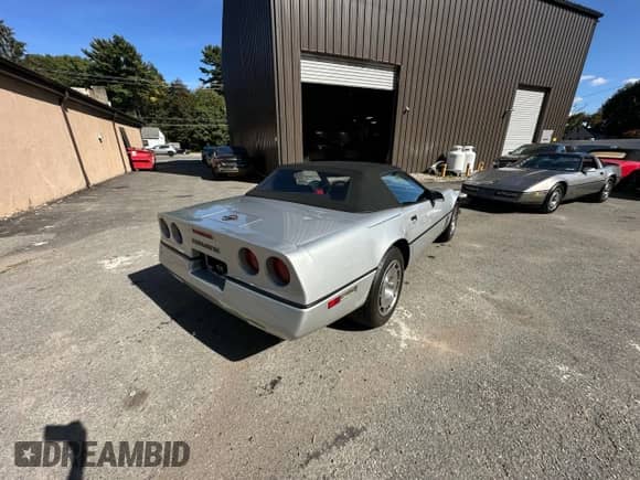 1986 Chevrolet Corvette z VIN 1G1YY6789G5901710, wystawiony jako Copart lot #91651995 z przebiegiem 24 224 mil mil oraz Czysty tytuł • Clean title. Historia ofert i sprzedaży dostępna na DreamBid. Obrazek 4.