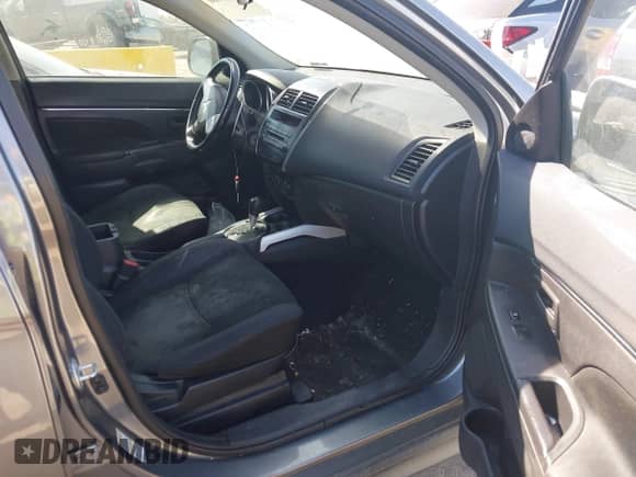 2013 Mitsubishi Outlander ES z VIN 4A4AP3AU5DE004615, wystawiony jako IAAI lot #43137560 z przebiegiem 138 541 mil mil oraz . Historia ofert i sprzedaży dostępna na DreamBid. Obrazek 5.