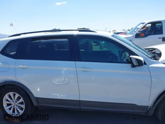 ✅ 2020 Volkswagen Tiguan S • VIN: 3VV1B7AX3LM181486 • Lot: 42228279. Wystawiony na IAAI z przebiegiem 61 901 mil. Bezpłatny archiwum sprzedaży aukcyjnych z USA i szczegółowy raport historii pojazdu na DreamBid. Zdjęcie 13.