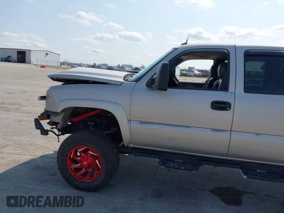 ✅ 2005 Chevrolet Silverado 2500HD Work Truck • VIN: 1GCHK23235F803038 • Lot: 43192366. Wystawiony na IAAI z przebiegiem 266 626 mil. Bezpłatny archiwum sprzedaży aukcyjnych z USA i szczegółowy raport historii pojazdu na DreamBid. Zdjęcie 18.