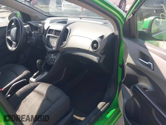 2015 Chevrolet Sonic LT z VIN 1G1JC6SB2F4112127, wystawiony jako IAAI lot #42243686 z przebiegiem 78 017 mil mil oraz . Historia ofert i sprzedaży dostępna na DreamBid. Obrazek 5.