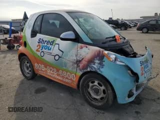 ✅ 2015 Smart fortwo Passion • VIN: WMEEJ9AA5FK837923 • Lot: 76361324. Wystawiony na Copart z przebiegiem Nie podano. Bezpłatny archiwum sprzedaży aukcyjnych z USA i szczegółowy raport historii pojazdu na DreamBid. Zdjęcie 4.