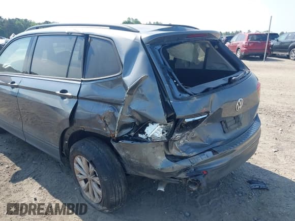 ✅ 2019 Volkswagen Tiguan S • VIN: 3VV1B7AX4KM085980 • Lot: 42156717. Wystawiony na IAAI z przebiegiem 103 104 mil. Bezpłatny archiwum sprzedaży aukcyjnych z USA i szczegółowy raport historii pojazdu na DreamBid. Zdjęcie 6.