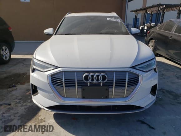 ✅ 2019 Audi e-tron Prestige • VIN: WA1VABGE9KB010799 • Lot: 56588223. Wystawiony na Copart z przebiegiem 14 998 mil. Bezpłatny archiwum sprzedaży aukcyjnych z USA i szczegółowy raport historii pojazdu na DreamBid. Zdjęcie 5.