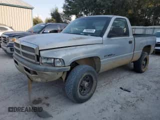 1998 Dodge 1500 z VIN 1B7HF16Y2WS676306, wystawiony jako Copart lot #75680954 z przebiegiem Nie podano mil oraz Szkoda całkowita • Salvage title. Historia ofert i sprzedaży dostępna na DreamBid. Obrazek 1.