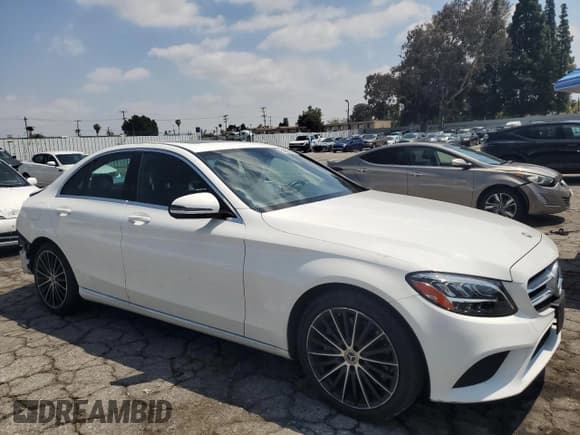 ✅ 2019 Mercedes-Benz C 300 • VIN: 55SWF8DB7KU298133 • Lot: 54626885. Wystawiony na Copart z przebiegiem 21 281 mil. Bezpłatny archiwum sprzedaży aukcyjnych z USA i szczegółowy raport historii pojazdu na DreamBid. Zdjęcie 4.
