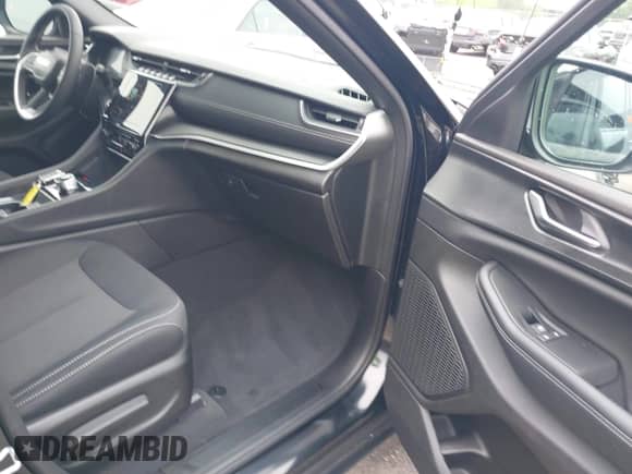 2025 Jeep Grand Cherokee Altitude X with VIN 1C4RJGAG6SC266049, listed as a IAAI auction lot 42430965 with 2,197 mi miles and . Bid and sale history available at DreamBid. Image 5.