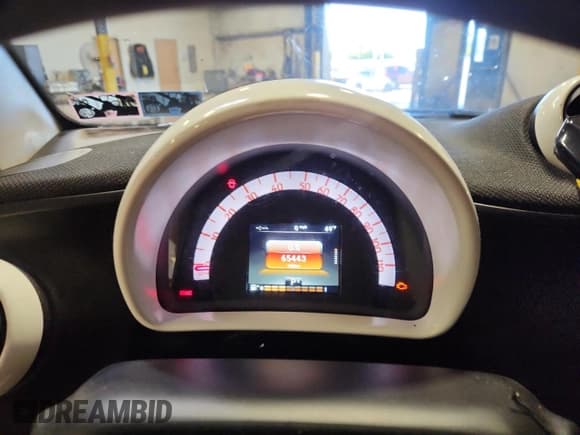 ✅ 2016 Smart fortwo Passion • VIN: WMEFJ5DA9GK127823 • Lot: 71844205. Wystawiony na Copart z przebiegiem 65 443 mil. Bezpłatny archiwum sprzedaży aukcyjnych z USA i szczegółowy raport historii pojazdu na DreamBid. Zdjęcie 9.