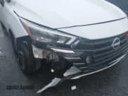 ✅ 2025 Nissan Versa SR • VIN: 3N1CN8FV7SL835098 • Lot: 42934246. Wystawiony na IAAI z przebiegiem 12 329 mil. Bezpłatny archiwum sprzedaży aukcyjnych z USA i szczegółowy raport historii pojazdu na DreamBid. Zdjęcie 6.