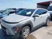 2024 Hyundai Kona SE z VIN KM8HA3AB7RU106593, wystawiony jako IAAI lot #43065618 z przebiegiem 16 699 mil mil oraz . Historia ofert i sprzedaży dostępna na DreamBid. Obrazek 2.