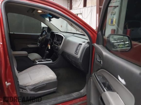 ✅ 2016 Chevrolet Colorado 2WD LT • VIN: 1GCGSCE38G1245999 • Lot: 43257660. Wystawiony na IAAI z przebiegiem 179 920 mil. Bezpłatny archiwum sprzedaży aukcyjnych z USA i szczegółowy raport historii pojazdu na DreamBid. Zdjęcie 5.