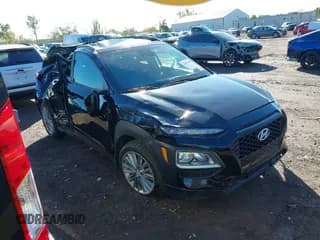 ✅ 2020 Hyundai Kona SEL • VIN: KM8K22AA3LU436940 • Лот: 43497566. Опубликован ранее на IAAI с пробегом 63 137 миль. Бесплатный доступ к архиву аукционных продаж из США и подробный отчёт об истории автомобиля на DreamBid. Изображение 1.