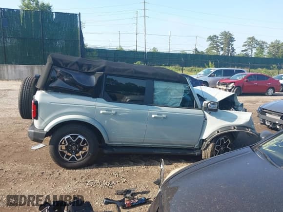 ✅ 2022 Ford Bronco • VIN: 1FMEE5DP7NLA78997 • Lot: 42462203. Wystawiony na IAAI z przebiegiem 20 253 mil. Bezpłatny archiwum sprzedaży aukcyjnych z USA i szczegółowy raport historii pojazdu na DreamBid. Zdjęcie 13.