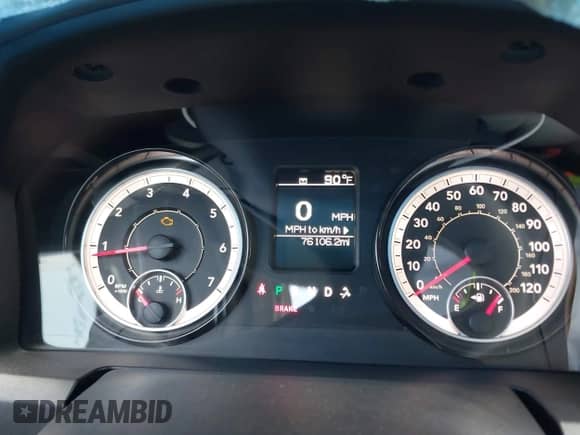 2018 Ram 1500 Tradesman z VIN 1C6RR6FG8JS166266, wystawiony jako IAAI lot #42128397 z przebiegiem 76 106 mil mil oraz . Historia ofert i sprzedaży dostępna na DreamBid. Obrazek 7.