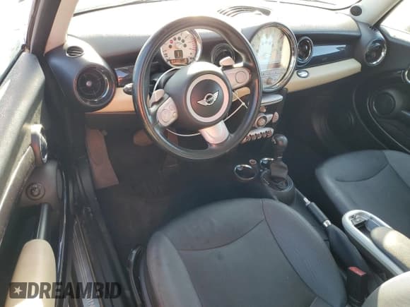 ✅ 2008 MINI Clubman • VIN: WMWML33518TN68041 • Lot: 85558385. Wystawiony na Copart z przebiegiem 131 513 mil. Bezpłatny archiwum sprzedaży aukcyjnych z USA i szczegółowy raport historii pojazdu na DreamBid. Zdjęcie 8.