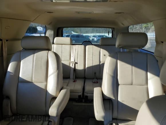 ✅ 2010 GMC Yukon XL SLT • VIN: 1GKUCKE07AR194766 • Lot: 47039155. Wystawiony na Copart z przebiegiem 184 915 mil. Bezpłatny archiwum sprzedaży aukcyjnych z USA i szczegółowy raport historii pojazdu na DreamBid. Zdjęcie 10.