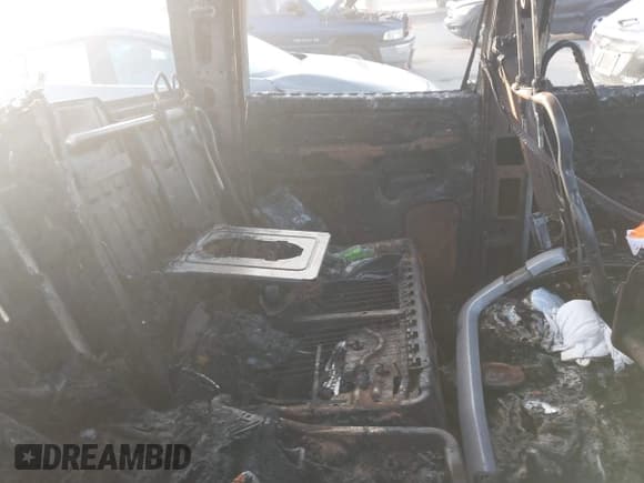 ✅ 2004 Chevrolet Silverado 1500 LS • VIN: 2GCEK13T241398804 • Lot: 41468650. Wystawiony na IAAI z przebiegiem Nie podano. Bezpłatny archiwum sprzedaży aukcyjnych z USA i szczegółowy raport historii pojazdu na DreamBid. Zdjęcie 8.